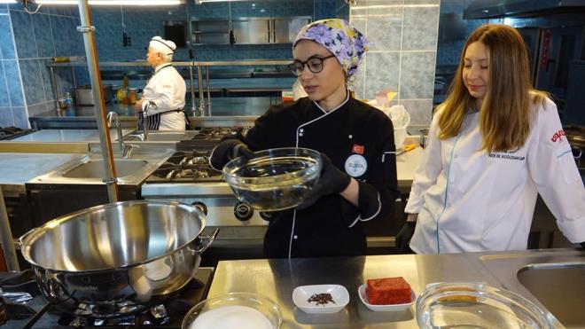 niversitenin eitim mutfanda hazrladklar erbetleri tadm etkinliiyle tantan renciler, proje erevesinde hazrlanan tarif kitapyla Osmanl erbetlerini yapmak isteyenlere rehberlik ediyor.