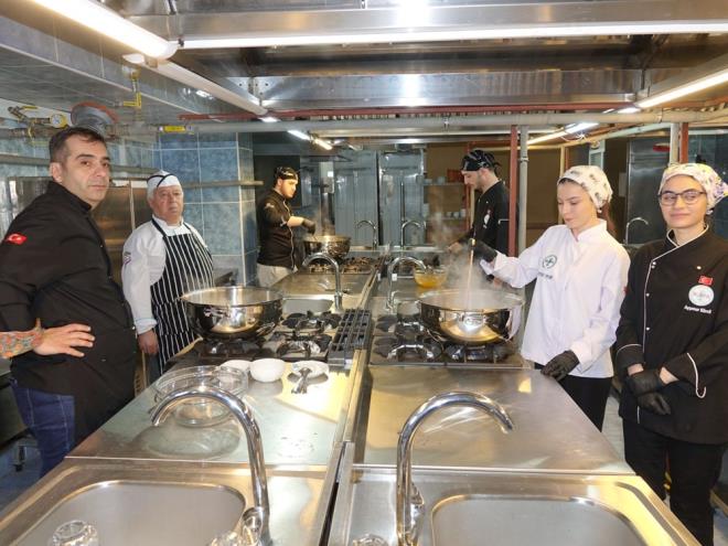 18 ERBET TARF    Dekan Prof. Dr. Ouzhan lban, AA muhabirine, Osmanl erbetlerinin sadece bir iecek deil, ayn zamanda bir kltr olduunu syledi.    lban, erbetleri bugne tamak amacyla proje hazrladklarn belirterek, "Fakltemizde 'takm almas' dersimiz var. Bu dersimiz kapsamnda da birok proje gerekletiriyoruz." dedi.