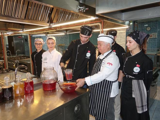 "YEN NESLLERE AKTARMAK STYORUZ"    Proje almalarna katlan rencilerinden Uur Umut Uysal, erbetleri yaparak gelenei srdrdklerini syledi.    Osmanl erbetlerinin ierii bakmndan ifa kayna olduunu vurgulayan Uysal, "Gnmzde birok salksz iecek var. Bunun yerine yemeklerimizin yannda, normal gndelik hayatmzda iebileceimiz erbetlerimizi gelecek nesillere de aktarmak istiyoruz. Trk kltrmz, mirasmz yansttmz iin gelecek nesillere bir faydamz olabildii iin mutluyuz." ifadesini kulland.