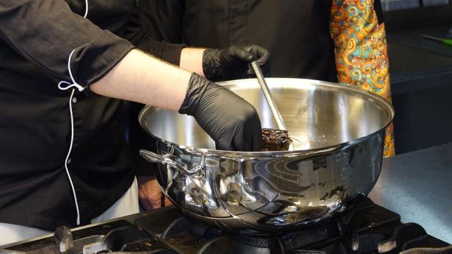 Gastronomi ve Mutfak Sanatlar Blm rencilerinin Osmanl erbetlerinin gemiten bugne aktarlmas iin proje yrttn ifade eden lban, bu kapsamda 18 erbet tarifinin yer ald kitapk hazrlandn anlatt.    lban, bu kitap Edremit Krfezi'ndeki iletmelere dattklarn dile getirerek, unlar kaydetti:    "Aslnda Seluklu dneminden balayp Trk dnyas iinde yer alan ve ayn zamanda ifa kayna olan erbetlerin, gnmzde kullanlan zararl iecekleri dikkate aldmzda gelecek nesillere aktarlmas son derece nemli hale geliyor. Biz de bu noktada rencilerimizle erbetlerimizi tantmaya alyoruz. zellikle oru tutanlar iin erbetlerin yerinin ayr olduunu da sylememiz gerekiyor."