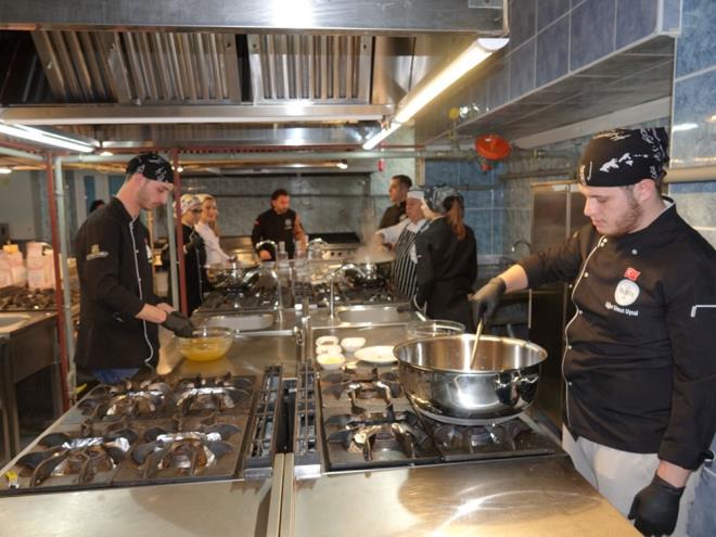 Trk dnyasnda doumdan lme kadar erbetlerin n planda olduunu ifade eden lban, "Osmanl mutfa, yzlerce erbeti barndran bir mutfak. Gemiten gnmze gelen bu erbetlerin gelecee aktarlabilmesi de son  derece nemli hale geliyor byle olunca. Bize de den grev burada rencilerimize bunlar doru bir ekilde retip onlarn da yine bu gelenei srdryor olmalar." diye konutu.