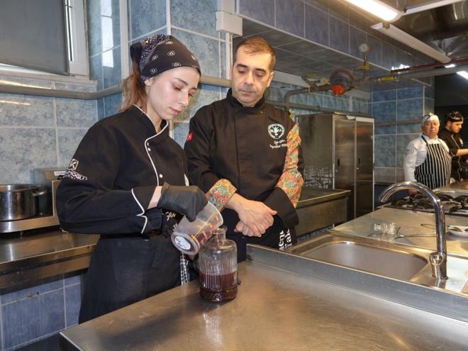 Topluma gazl iecekler yerine salkl alternatifler sunduklarn belirten Aydemir, "Gemiten gnmze gelen bu erbetlerin yapmyla ilgili projeyi tamamladk. Ben akas ok mutluyum. Bunlarn srdrlebilirliini salamak istiyoruz. Ayn zamanda Trk kltrnde nemli olduunu grdk. Bunlar yeni nesillere aktarmak istiyoruz." dedi.    Ayenur Kreli de gemite ok sk tketilen ancak unutulmaya yz tutan erbetleri ortaya karmak ve tekrar hatrlatmak amacyla bu ie baladklarn ifade etti.