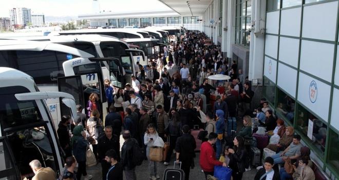 Ramazan Bayram nedeniyle otogarlarda da younluk balyor. Bayram tatili boyunca 8 bin 500 otobs sefer dzenleyecek. rencilerin 9 gn tatilinde toplamda 3,5 milyon kiinin otobsle seyahat etmesi bekleniyor.