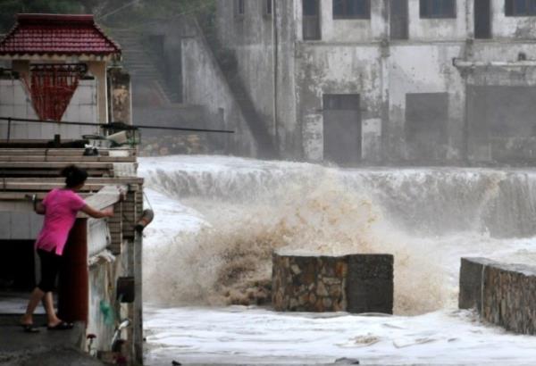 in'in gneydousunu vuran Fitov tayfununun ky blgelere youn ya getirmesi bekleniyor. Dalgalar 10 metreye kadar ykselebilecek. Ayrca blgede rzgarn sert esmesi bekleniyor