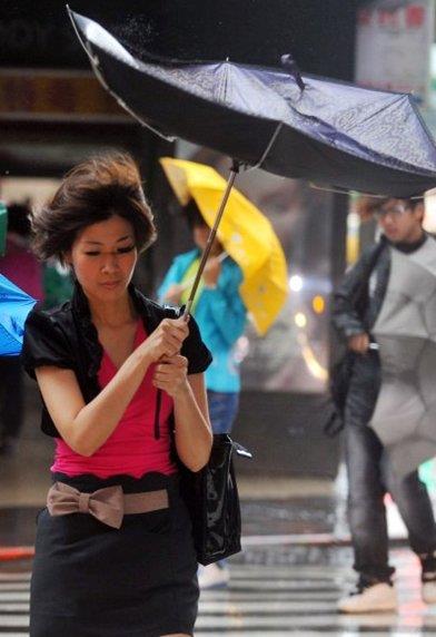 in'in gneydousu Fitov tayfununun etkisi altna girdi. Tayfundan nce dev dalgalar kylar vurdu. 400 bin kii blgeden tahliye edildi.