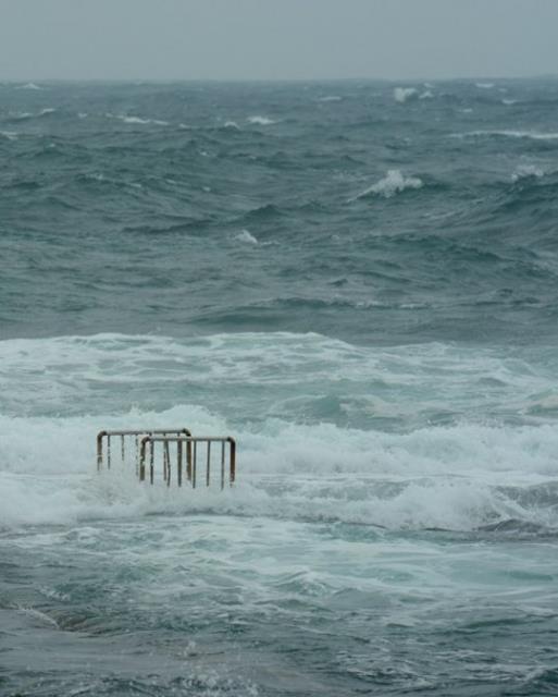 Tayfundan nce dev dalgalar kylar vurdu.