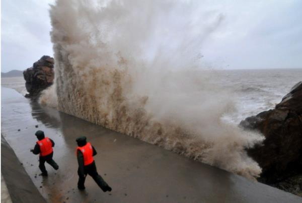 in'in gneydousu Fitov tayfununun etkisi altna girdi. Tayfundan nce dev dalgalar kylar vurdu. 400 bin kii blgeden tahliye edildi.