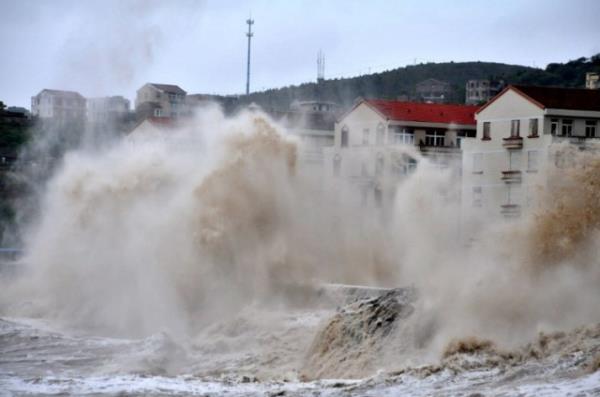 in'in zellikle gneydou kesimlerini etkisi altna almas beklenen Fitov tayfunu nedeniyle Fucien ve Cciang eyaletlerinde krmz alarm verildi.
