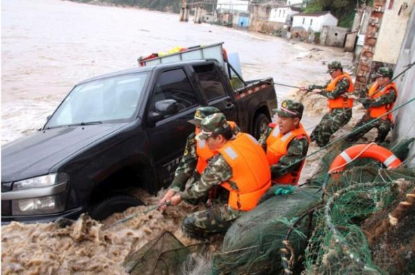 Fucien Meteoroloji daresi, Fitov tayfununun sahildeki Fuding kentinden 360 kilometre mesafede olduunu ve 15-20 kilometrelik bir hzla yaklatn duyurdu.