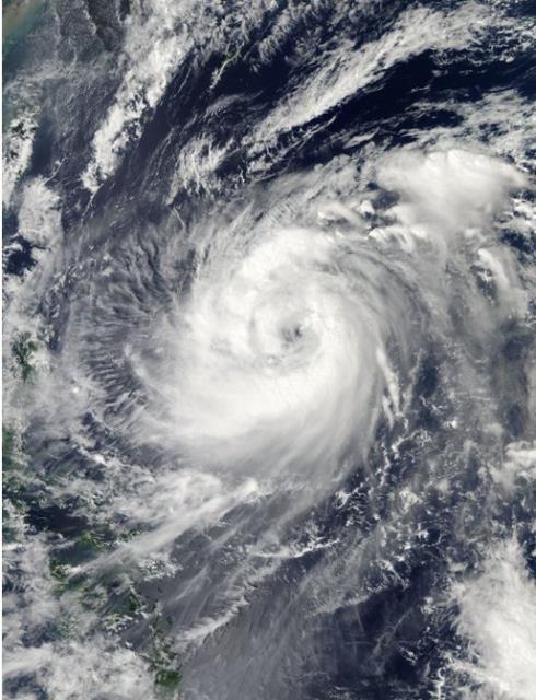 in'in gneydousu Fitov tayfununun etkisi altna girdi. Tayfundan nce dev dalgalar kylar vurdu. 400 bin kii blgeden tahliye edildi.