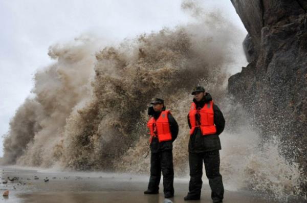 in'in gneydousu Fitov tayfununun etkisi altna girdi. Tayfundan nce dev dalgalar kylar vurdu. 400 bin kii blgeden tahliye edildi.