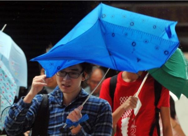 Cciang, Fucien ve Ciangi eyaletlerinde tayfunun rotasnda olan 35 hzl tren hattnda hizmetin durdurulduu akland.