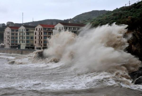 in'in gneydousu Fitov tayfununun etkisi altna girdi. Tayfundan nce dev dalgalar kylar vurdu. 400 bin kii blgeden tahliye edildi.