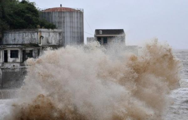 in'in gneydousundaki Fucien ve Cciang eyaletlerinin kylarnda sularn 2 metreye kadar ykselmesi beklenirken, Gney in Denizi'ndeki ihtilafl adalar olan Diaoy adalar etrafnda dalgalarn 10 metreye kadar ykselebilecei belirtildi.