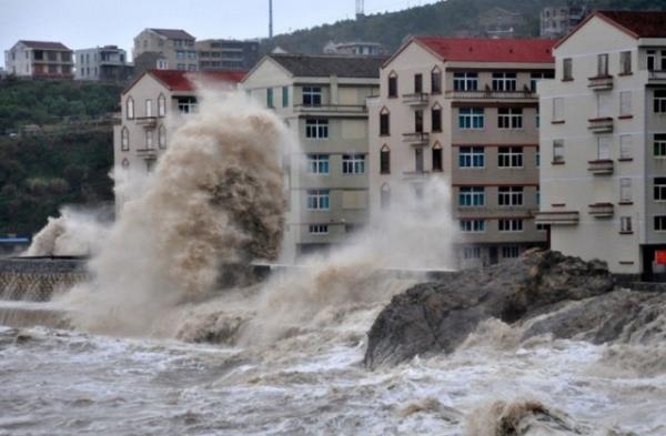 Yetkililer, Fitov tayfunu ncesi blgeden 400 bin kiinin tahliye edilerek, gvenli blgelere gtrldn duyurdu.