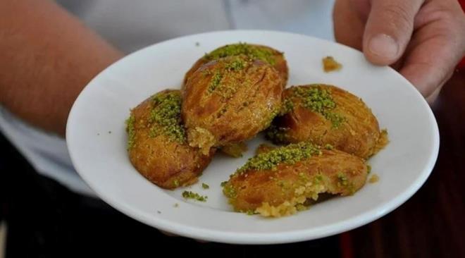 EKERPARE NASIL YAPILIR?    Yumuack dokusu ve youn erbetiyle ekerpare, bayramlarda en pratik ve lezzetli tatllardan biridir. Hamurunun irmikle zenginletirilmesi, ona kendine has bir lezzet kazandrr.