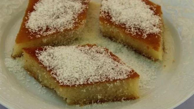 REVAN NASIL YAPILIR?    Revani, Osmanl mutfandan gnmze kadar gelen enfes bir tatldr. rmikli yapsyla hafif ve erbetli tatl sevenler iin mkemmel bir seenektir. te klasik revani tarifi:    erbet: 3 su barda su ve 3 su barda ekeri kaynatn. Yarm limon suyu ekleyip 5 dk daha kaynatn, soumaya brakn.    Kek: 3 yumurta ve 1 su barda ekeri rpn. 1 su barda yourt, 1 ay barda sv ya, 1 su barda irmik, 1 su barda un, 1 paket kabartma tozu ve vanilin ekleyip kartrn.    Piirme: Karm yalanm tepsiye dkn, 180C'de 30-35 dk piirin.    erbetleme: Scak kekin zerine lk erbeti dkn.    Servis: Hindistan cevizi veya Antep fst ile ssleyin.