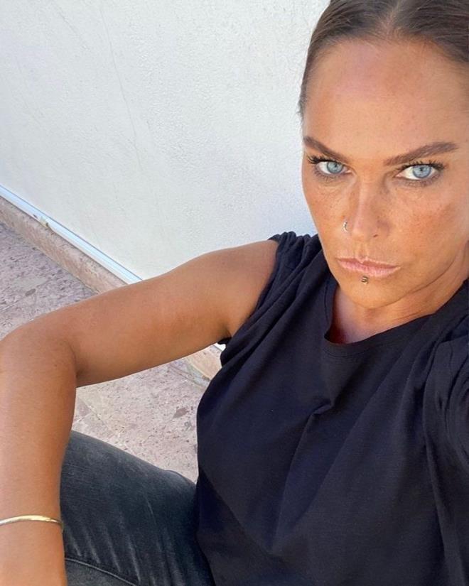 nl sanat, "Selfie" adl biyografik filmindeki grntlerle takipilerini gemie gtrd.