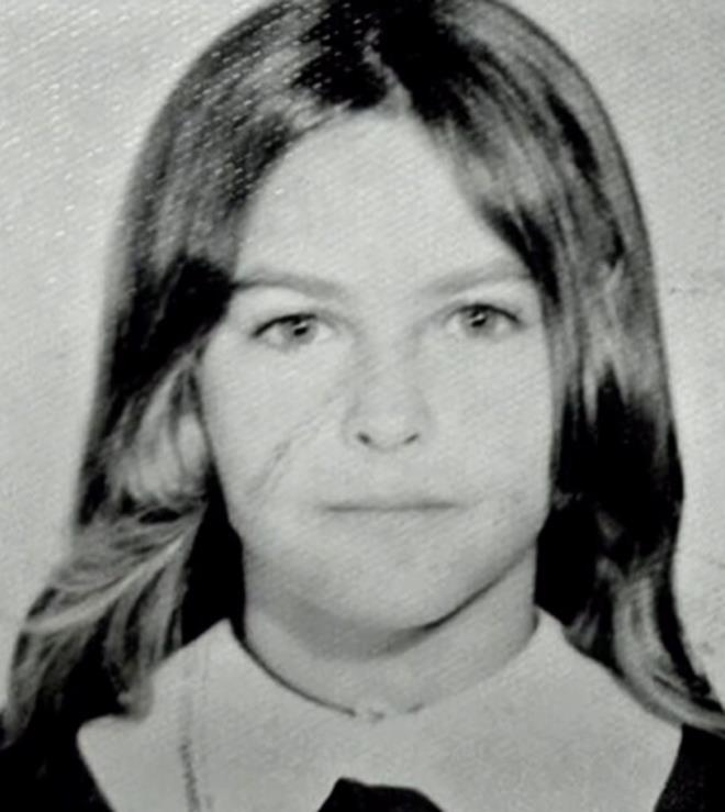 Hayranlarna nostaljik bir yolculuk yaatan Avar kz, ocukluk yllarna ait fotoraflar paylat.