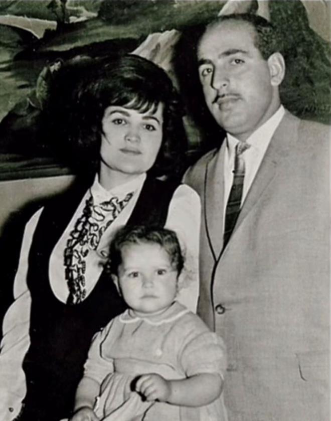 ANNES VE BABASIYLA POZUNU DA PAYLATI    Hlya Avar, kendi objektifinden ektii kareleri yaynlad bu paylamda, annesi Emral Avar, babas Celal Avar ve babaannesine yer verdi.