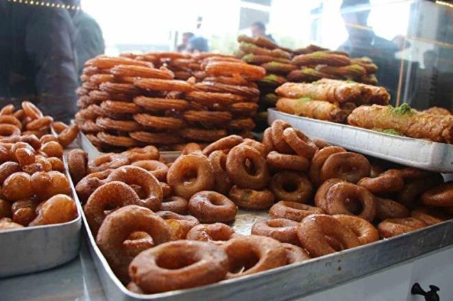 Bayrama zel hazrlklarn tamamlayan tatl imalatlar, youn mesai harcarken, ustalar da siparilere yetiebilmek iin canla bala alyor.