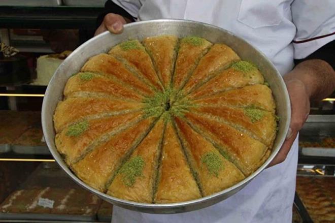 u an vatandata bir alveri tela olduunu ifade eden Noyan, "Bizler tatl iin gerekli indirimleri yaptk. Bayrama zel tatl eitlerinin kilosunu 250 liradan sata sunuyoruz. Srekli scak tatllarmz da mevcuttur. Son iki gndr ok younuz. Sipari ve paket servisimiz devam ediyor. Vatandalarmz tatl sipariini son gne brakmasn. Son gn tatl tkenebiliyor. Hem biz hem de vatandan madur olmamas iin siparilerini imdiden versinler ki bizler de ona gre hazrlklarmz yapalm" dedi.