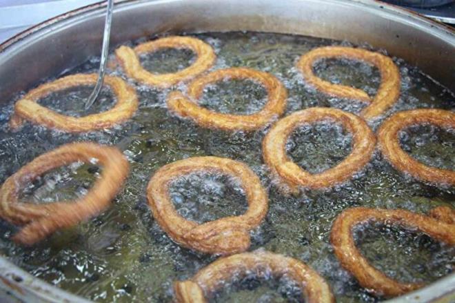 zellikle Van'n en ilek caddelerindeki pastaneler, i yerlerinin camna "Bayramlk Tatl Siparii Alnr" yazlar asarak mteri ekmeye alyor.