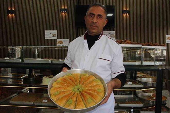 "Kilosunu 250 liradan sata sunuyoruz"      Uzun yllardr tatl sektrnde hizmet veren Niyazi Noyan, bereketli Ramazan aynda bayram iin tatl telalarnn baladn belirtti.