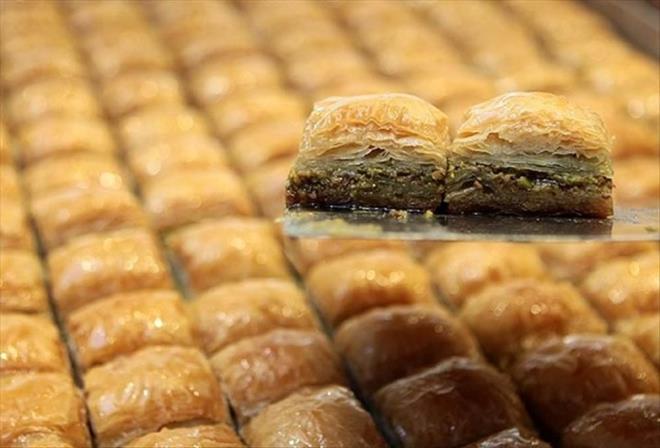 BAKLAVA ERBETE NASIL YAPILIR?    1. erbetin Malzemeleri    3 su barda toz eker    3 su barda su    Yarm limonun suyu veya 1 dilim limon