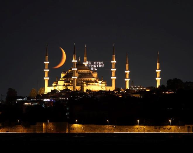 AREFE GN ORU TUTULUR MU?    Ramazan Bayram arefesi, oru ay ierisinde yer aldndan oru tutulur. Arefe gn oru tutmak byk sevaptr ve bugn tutulan orular, bn gn nafile oruca bedel olduu buyrulur. Arefe orucu, gemi ve gelecek ylda yaplan tvbelerin kabul olmasna vesile olur.    Ancak Kurban Bayram arefesinde oru tutmak hacda olanlar iin nerilmez. Haclarn oru tuttuklarnda gsz ve yorgun dme ihtimalleri bulunduundan Zilhiccenin 8. ve 9. gn yani arefe gn oru tutmalar yasaklanmtr.