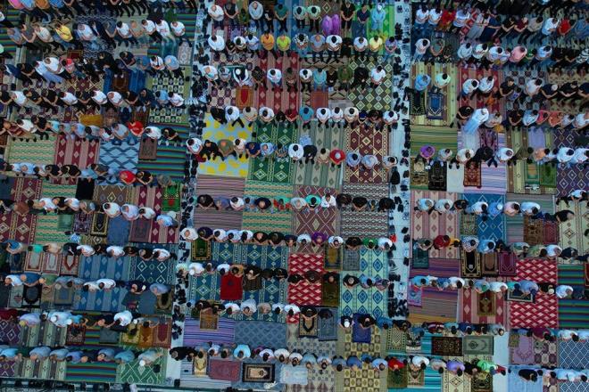 AREFE NEDR, NE DEMEK?    Arefe, haccn farzlarndan vakfenin yapld yerin yani Arafat'n addr. Zilhicce aynn 9. gn Arafat'ta yapldndan bu gne de arefe denmitir. Trke karl da arife eklindedir.    Arife kelime anlam olarak ?bilme, anlama, tanma? manalarna gelmektedir. Buna gre arefe ve Arafat ayn kkten gelir, ayn yerin addr.