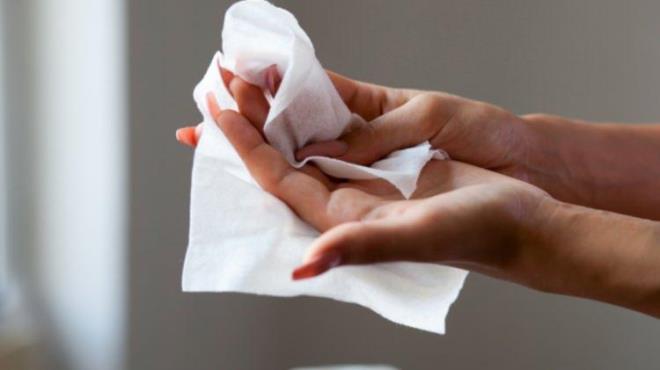 Pratik olduu iin kullandnz slak mendiller, bebeklerin cildini tahri ediyor. ok narin cilde sahip olan bebekler, bu mendillerdeki kimyasal ierikler ok abuk etkileniyor. Piik olan bebeklerde kullanlan slak mendiller, bu yaralardan cilde geerek hastaln daha fazla ortaya kmasna neden olur.    Bunun yerine kaynatlm ve soultulmu suyun iine pamuu bastrarak bebeklerin altn bununla temizleyebilirsiniz.