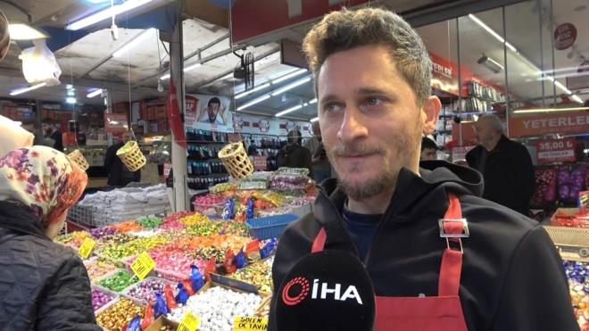 eitli giderlere daha nceden hazrlk yapld iin u an biraz daha sakin, ancak son gnlerde satlarn daha da artacan bekliyoruz. Fiyatlardan bahsedecek olursak, geen ylki Ramazan ve Kurban Bayram'nda fiyatlarn genellikle ayn kalm olmasna ramen, zellikle ikolatal rnlerde maliyet artndan dolay fiyatlar biraz daha ykseldi. Bu da haliyle fiyat etiketlerine yansd.