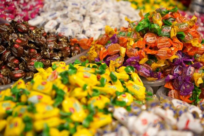 Bursa'da tarihi arda, Ramazan Bayram'na sayl gnler kala bayram ekerleri ve ikolatalar tezgahlarda yerini alarak mterilerin beenisine sunuldu.    Kilogram fiyatnn 250 liradan 600 lira arasnda deien eker ve ikolatalar ksa bir sreliine alclarn bekliyor. Rengarenk grntleri ile ocuklar cezbeden eker ve ikolatalara vatandalar bayram ncesi youn ilgi gsteriyor.