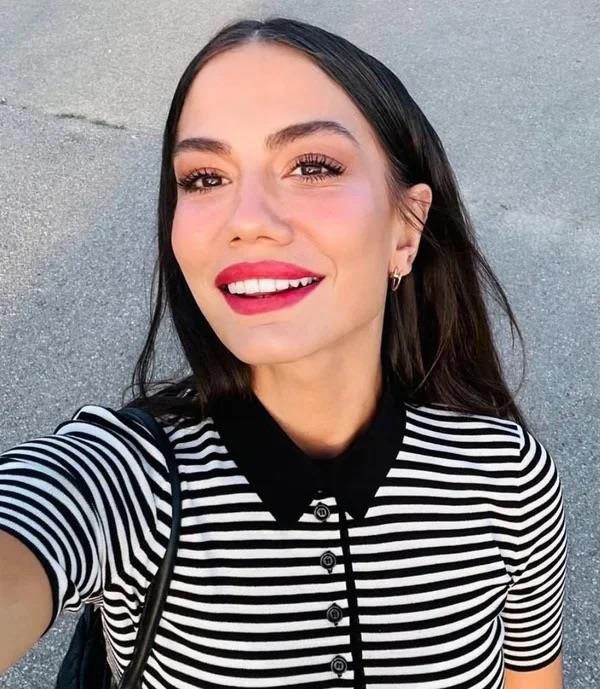 Demet zdemir nl arkc Ouzhan Ko ile Austos 2022'de nikah masasna oturmu, 5 aylk evlilikleri 8 Mays'ta tek celsede sonlandrmlard.<p>    Ani boanmalaryla uzun sre konuulan iftten zdemir arad ak sonunda buldu.