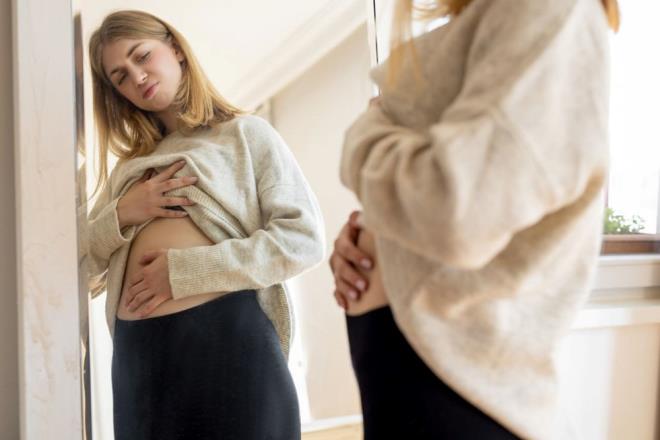 YA DEPOLAMA VE METABOLZMA    Vcutta yan nerede depoland, sal byk lde etkiliyor. Bilindii zere, i organlarn etrafnda depolanan ya, kalp hastalklar ve diyabet gibi hastalklarn riskini artryor. Kaslar aras ya ise metabolizmay olumsuz etkiliyor. Kanda glikoz birikmesine neden olarak, damarlarn daralmasna ve kann etkili bir ekilde pompalanmasnn zorlamasna yol aabiliyor. Bu da kalp hastal riskini artryor.    Prof. Taqueti, "Cildin altndaki ya kalp hastal riskiyle ilikili olma olasl daha dktr. Ancak organlar etrafndaki ya, vcuda hormonlar ve kimyasal sinyaller gndererek metabolizmay bozabiliyor" diyor.    Kaslardaki ya oran yala birlikte artyor ve bu durum, kaslarn gszlemesine, hareket kabiliyetinin azalmasna neden olabiliyor. zellikle yksek kas ya seviyelerine sahip yal bireylerde, kas kayb ve hareket zorluklar daha yaygn grlyor.