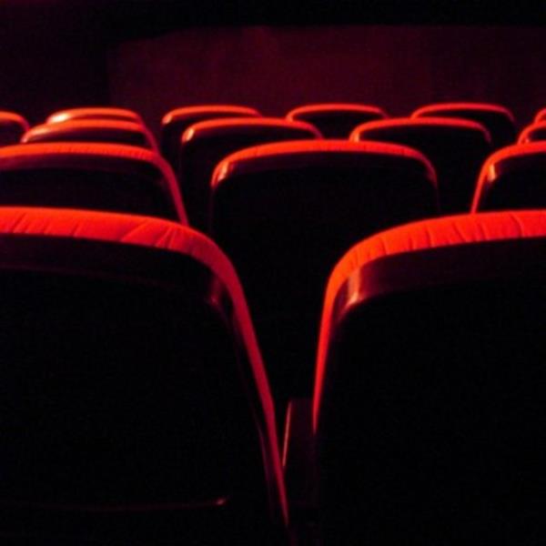 Bir seri film kiralayn ve arka arkaya hepsini izleyin.