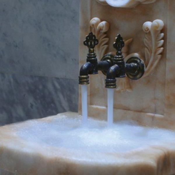 Buharlaan dnceler Daha nce hi hamama gittiniz mi? erideki scaklk moralinizi dzeltecektir.