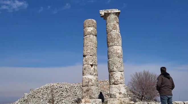 Tmls, yaps ve bulunduu konum itibariyle grenleri hayran brakyor. Dikilita Ky'nn kayalk ve rakm yksek Kzltepe blgesinde bulunan Sesnk Tmls'nde, ierisinde 3 ni bulunan mezar odasna merdivenle giriliyor.