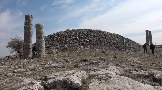 Adyaman'n Besni ilesinde 2 bin 60 yl nce ana kayaya oyulan Kommagene Kral 1. Antiochos'un olu 2. Mithridatis'in mezarnn bulunduu Sesnk (Dikilita) Tmls dikkat ekiyor.