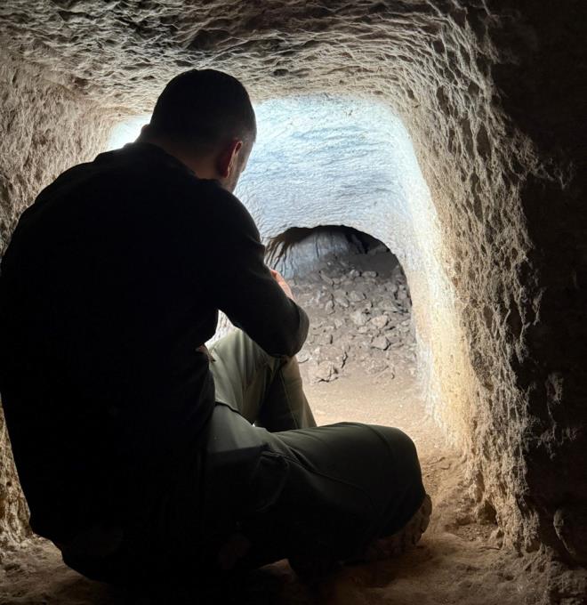 DOUSUNDA BULUNAN 2 ADET STUN YIKILDI    Oyulan ana kayann zerinde moloz talardan 7 metre yksekliinde, 30 metre apnda tmls bulunuyor. Dier tmlsler toprak ve kk akl talarndan oluurken, Sesnk Tmls byk moloz talardan oluuyor. Kuzey, Gney ve Dou'sunda 6 stun bulunan Sesnk Tmls'nn dousunda bulunan 2 adet stun zaman ierisinde ykld.