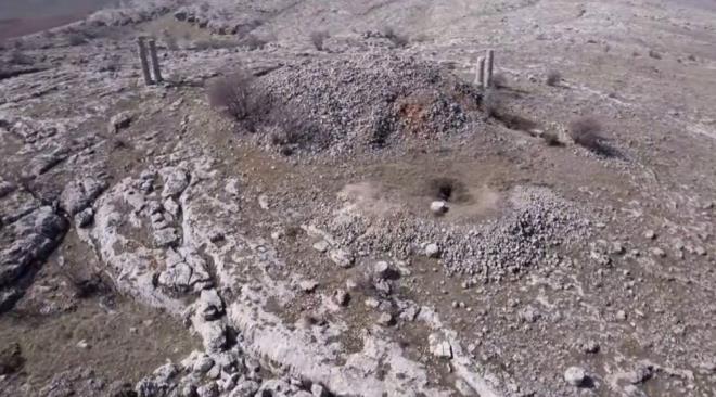 ''GENELDE TM YAPILARINI YKSEK YERE KURUYOR''    Tmlsle ilgili bilgi veren Mze Mdr Mehmet Alkan, "Buradaki tmlsn ykseklii 7 metre ve bir kayaya oyulmu ekilde, 3 ni ierisinde yer alan bir mezar. Bunun ierisine girilebiliyor uan ve st ksmlarnda 7 metre moloz talardan ykselti oluturulmu. Buradaki Karaku'a benzerliinden dolay Kommagenie Krallnn bir mezar yaps olarak karmza kyor. Ayrca 1. Antiochos'un olu Kral 2. Mithridatis, yani Milattan nce 36-21 ylnda gmld dnlyor. Buraya yaklak 20-25 dakika yryerek gelebiliyorsunuz. ok bakir, ykseltisi yksek bir alanda. Kommagene kraln biliyoruz. Genelde tm yaplarn yksek yerlere kuruyor" diye konutu.