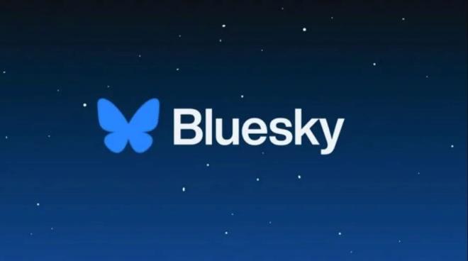 BLUESKY NEDR?    Bluesky, Twitter?n eski CEO?su Jack Dorsey tarafndan desteklenen, merkeziyetsiz yapsyla dikkat eken bir sosyal medya platformudur. Amac, kullanclarn verileri zerinde daha fazla kontrol sahibi olmasn salamak ve algoritmik effafl tevik etmektir.    Platform, tpk Twitter gibi ksa metin tabanl paylamlar (postlar) yapmaya izin verir. Ancak Bluesky?n asl fark, AT Protocol adl ak kaynakl bir protokol zerine ina edilmi olmasdr. Bu sayede farkl uygulamalar, bu protokol zerinden birbirine balanabilir ve kullanclar platformlar arasnda zgrce gei yapabilir.