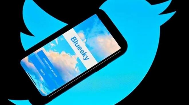 BLUESKY ZELLKLER    Merkeziyetsizlik: Kullanc verileri tek bir irketin kontrolnde deil.    Kronolojik ak: Algoritmalarla karmayan saf zaman ak.    Kullanc kontrol: Kendi algoritmanz veya filtre sisteminizi seme zgrl.    Daha temiz arayz: Reklamlar ve karmak neri sistemleri olmadan sade bir deneyim.