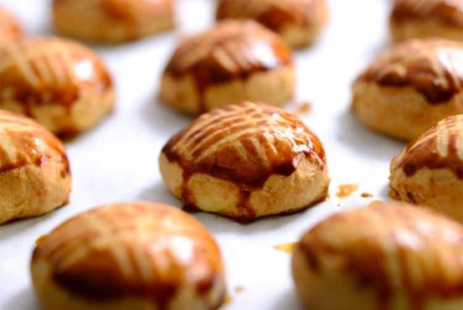 KALP VE DAMAR HASTALIKLARINA NEDEN OLUYOR    Yumurta, un, tuz, yourt derken pek ok malzemeyle evimizde leziz poaalar yapabiliyoruz. Ancak pastane ve frn gibi yerlerden aldmz poaalarn neredeyse hepsinde bol miktarda margarin kullanlyor. Yalar arasnda en yksek derecede zararl olan ya grubunda yer alan margarin kalp ve damar salnda lmcl bir rol stleniyor.