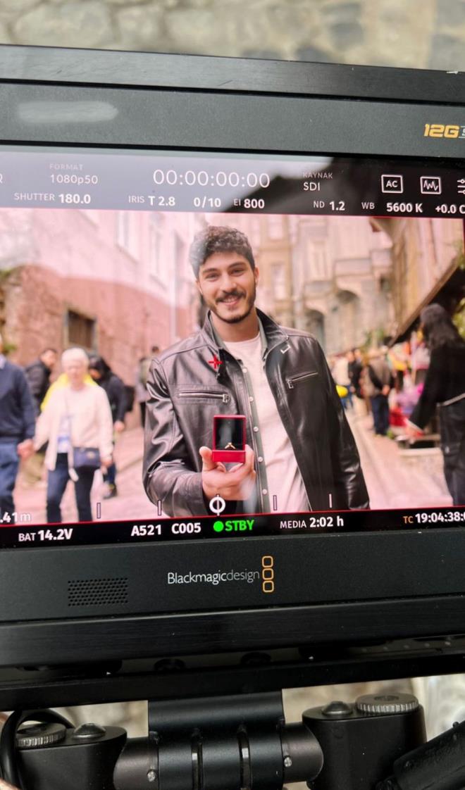 Dizinin Yusuf'u Enes Koak ise Zeliha'ya evlenme teklif etmek iin ald yzkle objektif karsna geti.