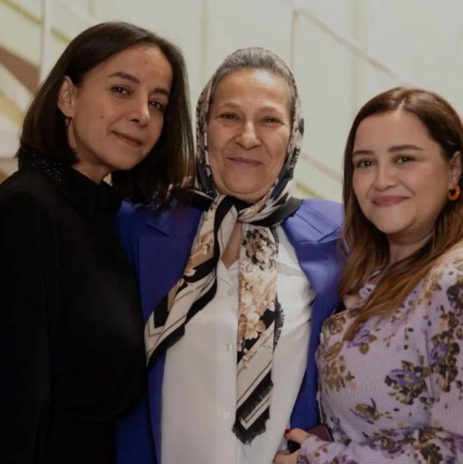 "KILI ALES KADINLARI"    Dizide Hamet'in ei Sheyla'ya hayat veren Bilge Can Gker, rol arkadalar Sacide Taaner ve Duygu Karaca ile pozunu paylat ve "Kl ailesi kadnlar" ifadelerini kulland.