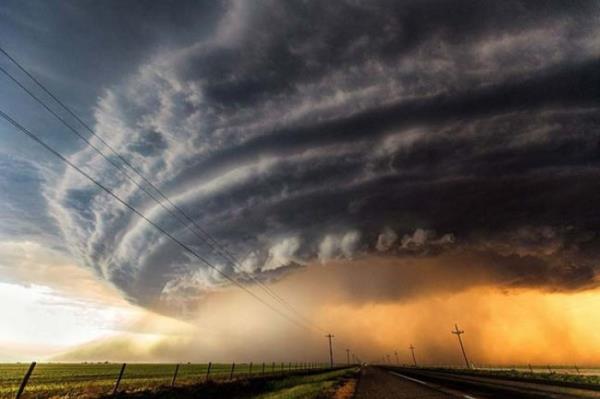 <P></P>  <P>Kyamet Gibi!</P>  <P>                            Uzayllarn dnyay igal ettii bir filmden alnma benzeyen bu kareler ABD'de meydana gelen 'supercell' ad verilen yldrml bir frtnaya ait. Rzgarlarla sprlen toz ve yamur frtnann merkezine dolarken sarp kara bulutlar onlarn etrafn saryor. Bilim-kurgu filmlerini andran bu fotoraflar Marko Korosec tarafndan ekildi.</P>  <P></P>