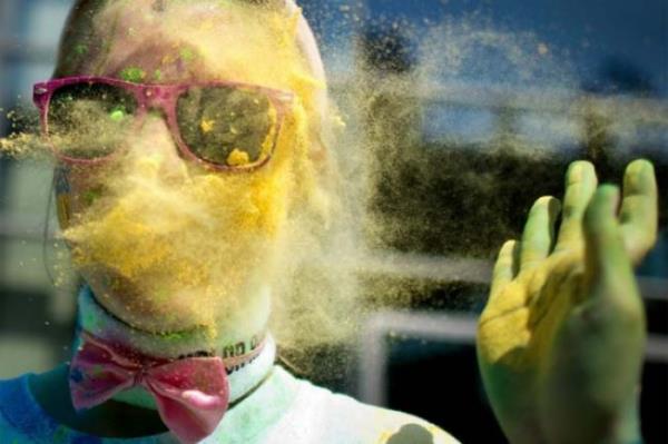 <P>Renklerin Festivali</P>  <P>                            Hindistan'da bir gelenek haline gelen 'Renklerin Festivali', dnyann baka lkelerinde de gerekletiriliyor. Baharn geliinin kutland ve kt ruhlarn uzaklatrldna inanlan festivalde, insanlar birbirlerini boyuyor. Almanya'nn Karshluhe kentinde de bu festivalin bir benzeri gerekletirildi ve ortaya festivalin adna yakr ekilde renkli grntler ortaya kt.</P>