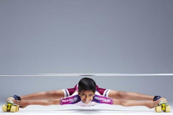 <P>Byle Rekor Grlmedi!</P>  <P>                            Guinness Rekorlar kitabnn 2014 basksnda yine olduka ilgin rekorlar bulunuyor. 12 yandaki Rohan Kokane 10 metrelik bir mesafede ve 25 cm yksekliinde bulunan bir sopann altndan pateni ile kayarak geebildii iin Guinness 2014 Rekorlar Kitab'na girmeye hak kazanm.</P>